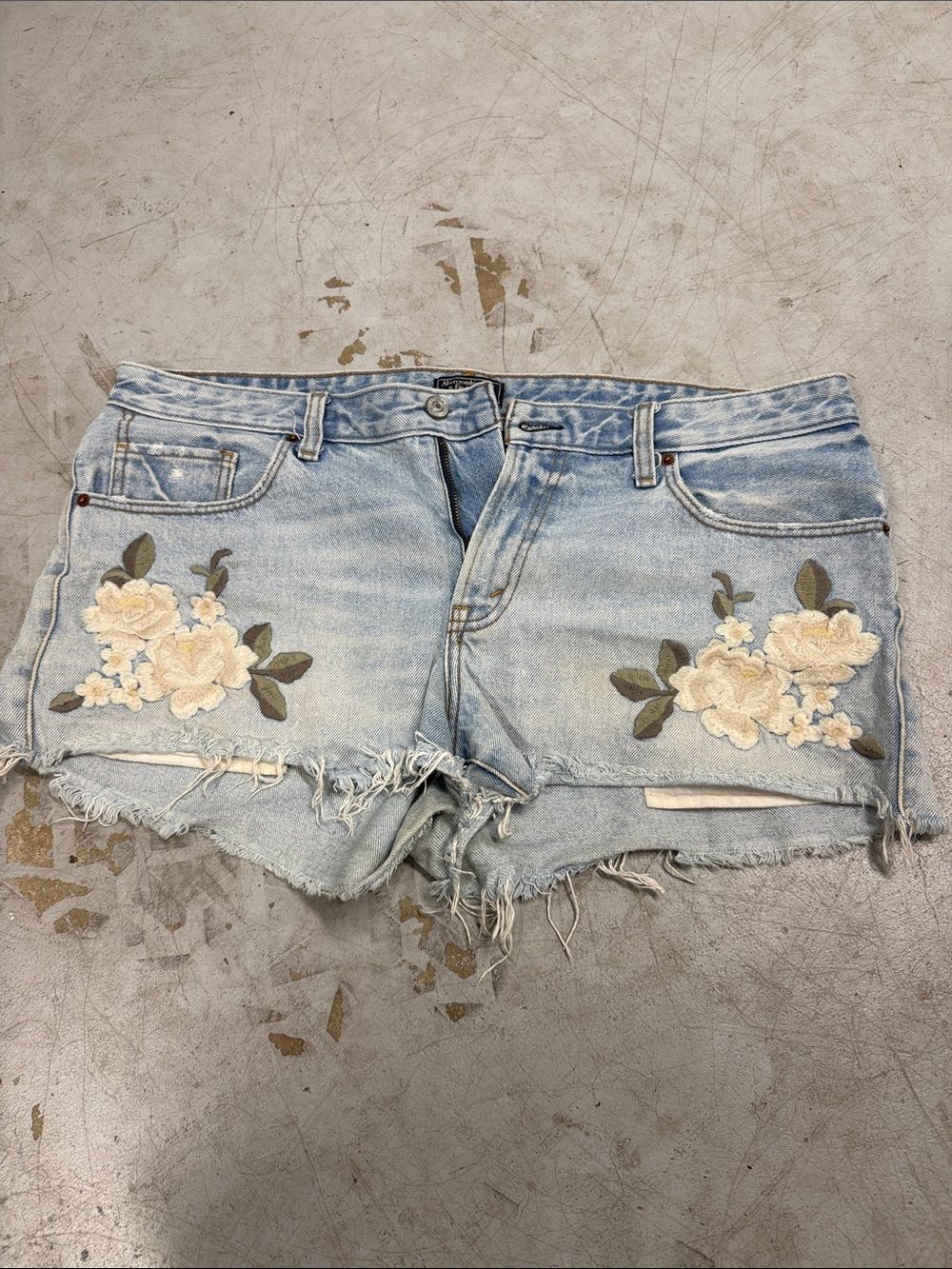 Light Blue Floral Embroidered Denim Shorts Abercrombie & Fitch Size 14 - Jean